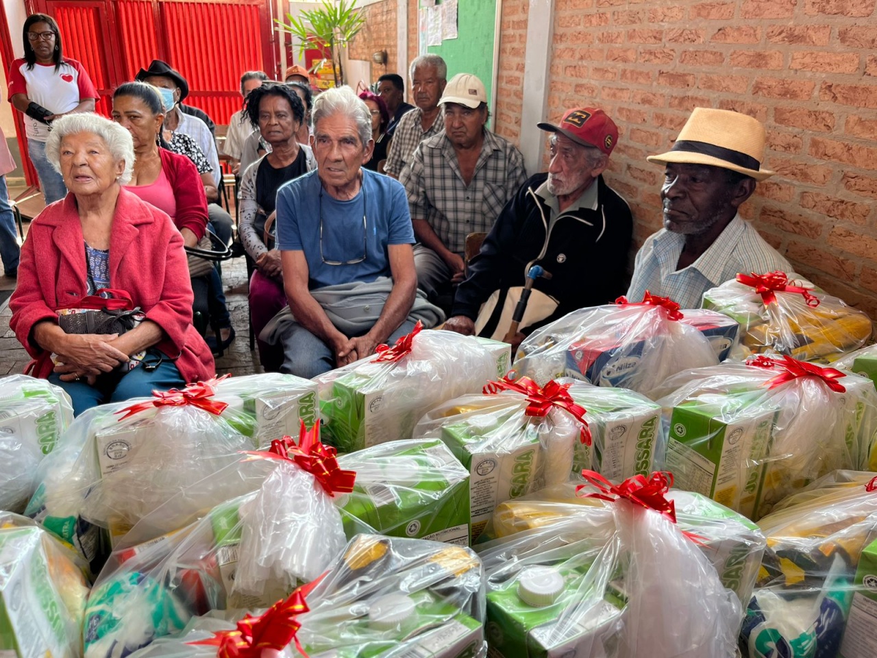Read more about the article Fundo Social realiza entrega de kit de alimentos na Campanha Idoso Feliz