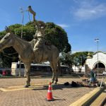 Read more about the article Secretaria de Obras inicia serviços de reparação no entorno do monumento “ O Berranteiro”