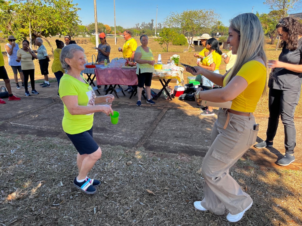 Read more about the article Setembro Amarelo: Integrantes do Grupo de Atividades Físicas da USF Dr. Luiz Gonzaga Ferreira participam de piquenique no Parque dos Lagos